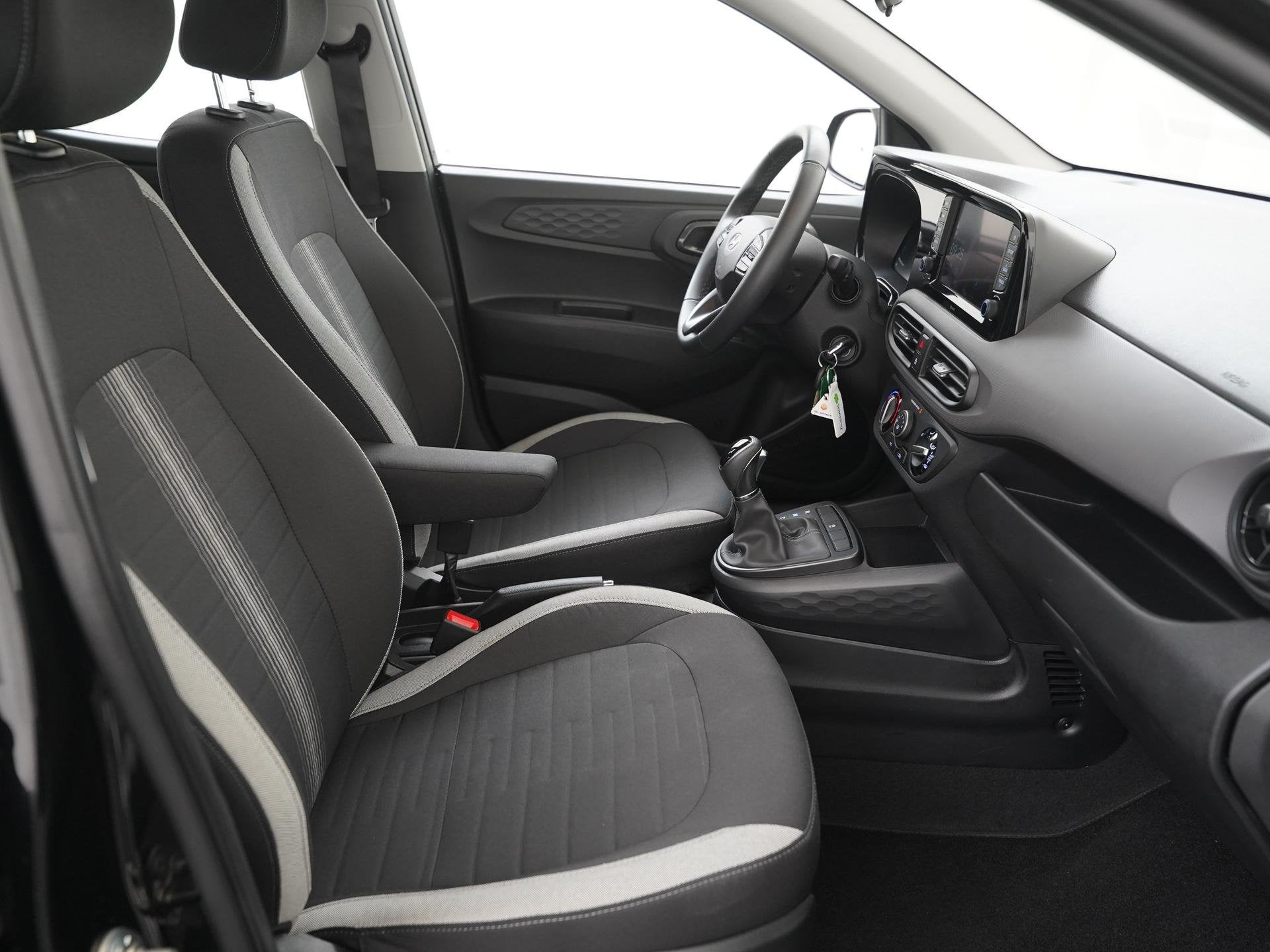Hyundai i10 1.0 Premium 5-zits Automaat | Camera | Navigatie, Auto's, Stof, Euro 6, 899 kg, Zwart