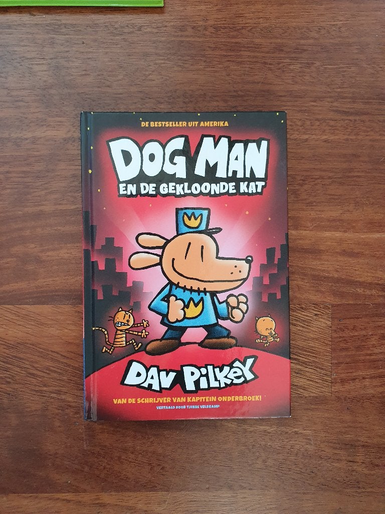 /  DOGMAN  en de gekloonde kat  van Dav Pilkey  , Ophalen of Verzenden, Zo goed als nieuw, Fictie algemeen