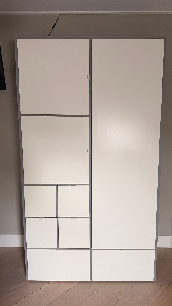 Ruime kledingkast wit/antraciet grijs: 122 x 215 x 55 cm, 100 tot 150 cm, 200 cm of meer, Modern/minimalistisch/modulair, Zo goed als nieuw