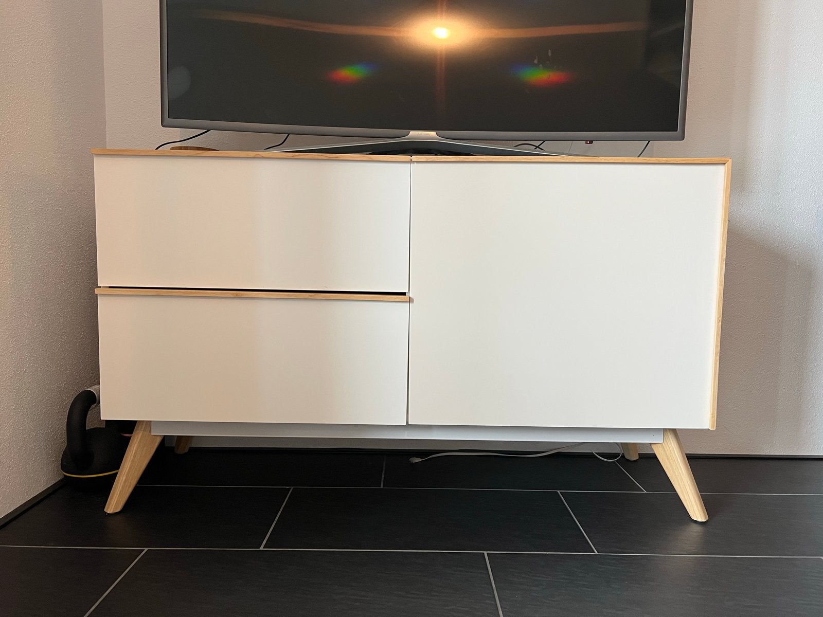Kave Home Modern dressoir wit met houten accenten en lades, Huis en Inrichting, Kasten | Dressoirs, Ophalen, 100 tot 150 cm, Zo goed als nieuw