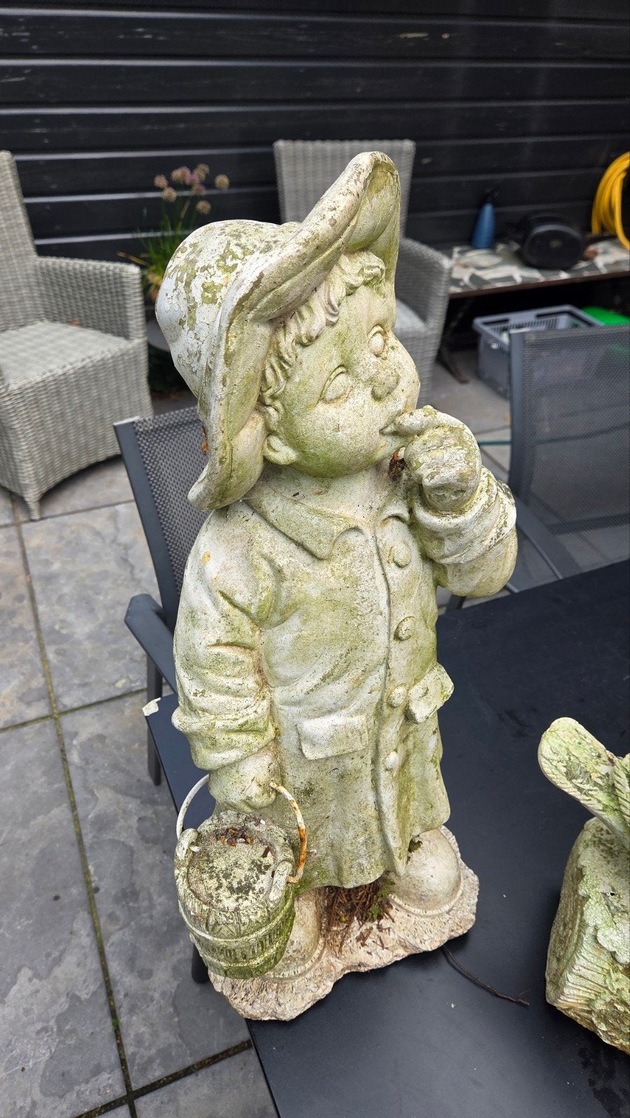 Twee tuinbeelden: jongen met emmer en vogel, Ophalen, Gebruikt, Beton, Mensenbeeld