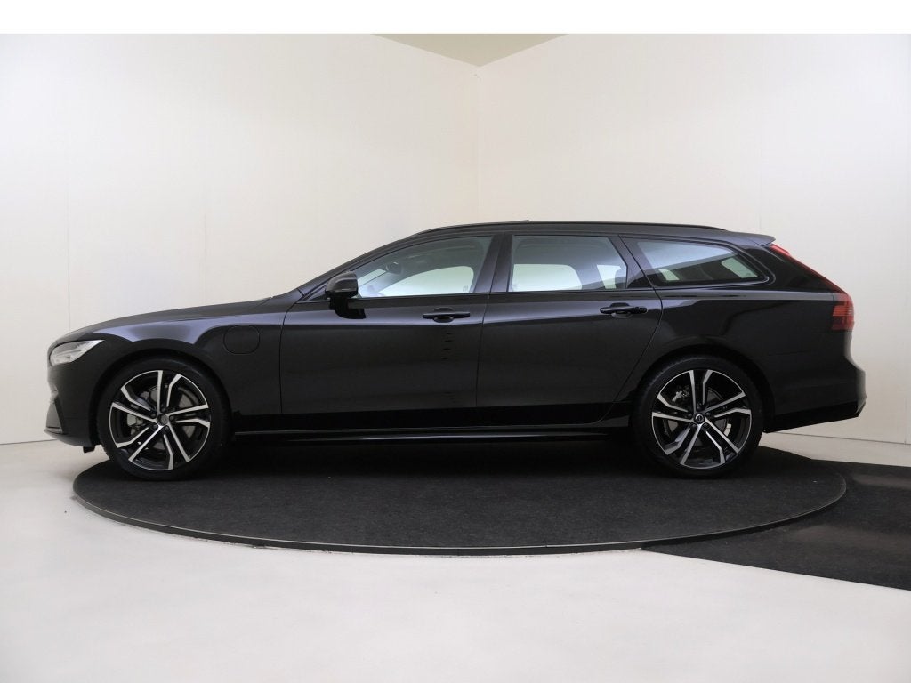 Volvo V90 2.0 T8 AWD UIt. Ex. Dark | Trekhaak | Luchtvering, 4 cilinders, Zwart, Hybride Elektrisch/Benzine, 311 pk