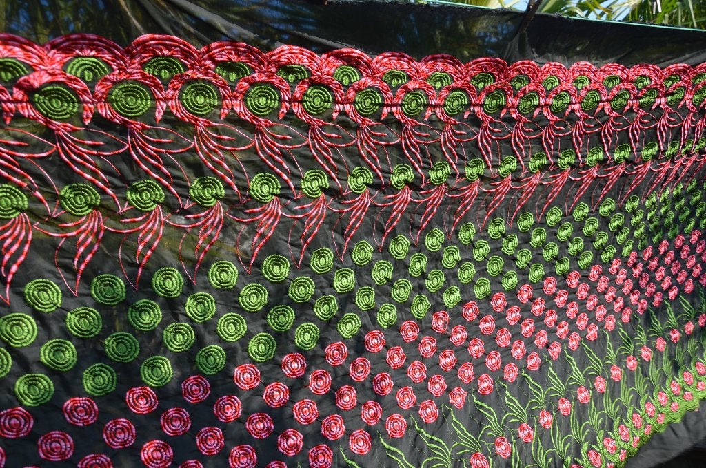 Zeer grote lap stof uit Thailand zwart met geborduurde roosj, 120 cm of meer, Zwart, Ophalen of Verzenden, Katoen
