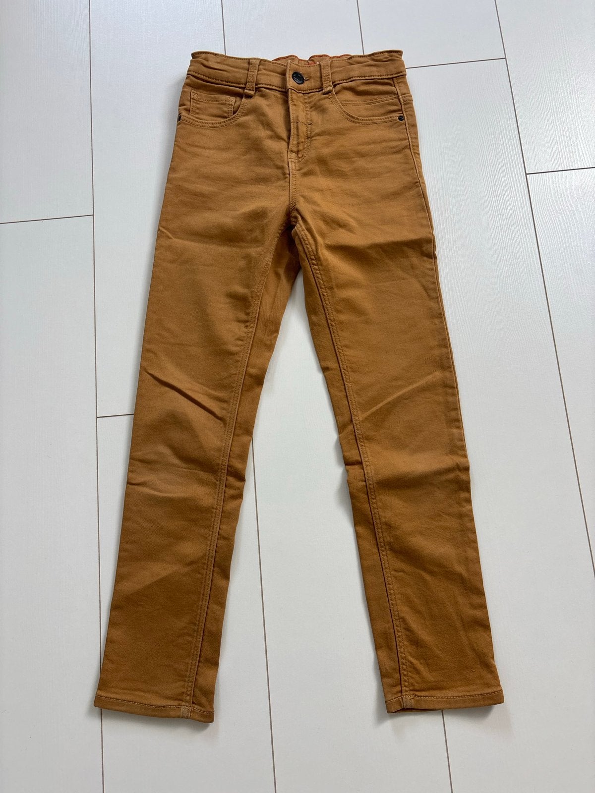 Hema Skinny Fit Broek - Bruin/Oker - Maat 128, Ophalen of Verzenden, Zo goed als nieuw, Jongen of Meisje