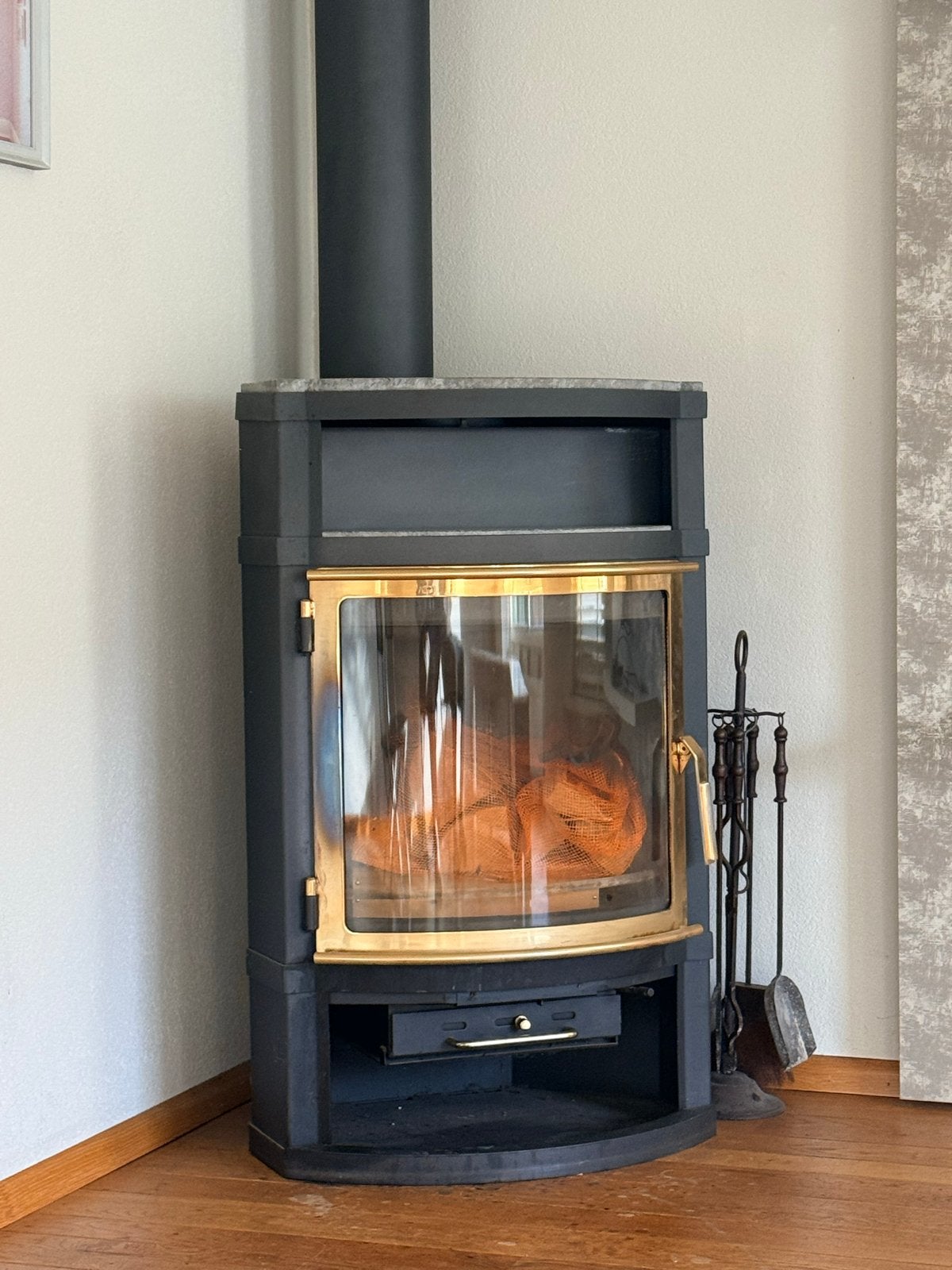 Houtkachel met gouden accenten GRATIS AF TE HALEN, Huis en Inrichting, Ophalen, Gebruikt, Houtkachel, Vrijstaand