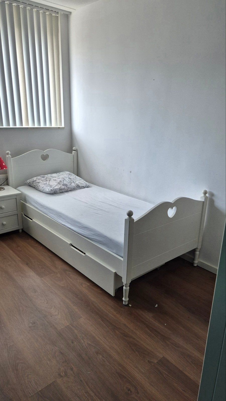 Massief houten meisjesbed met hartjes uitsnijding, Ophalen, 90 cm, Eenpersoons, Wit
