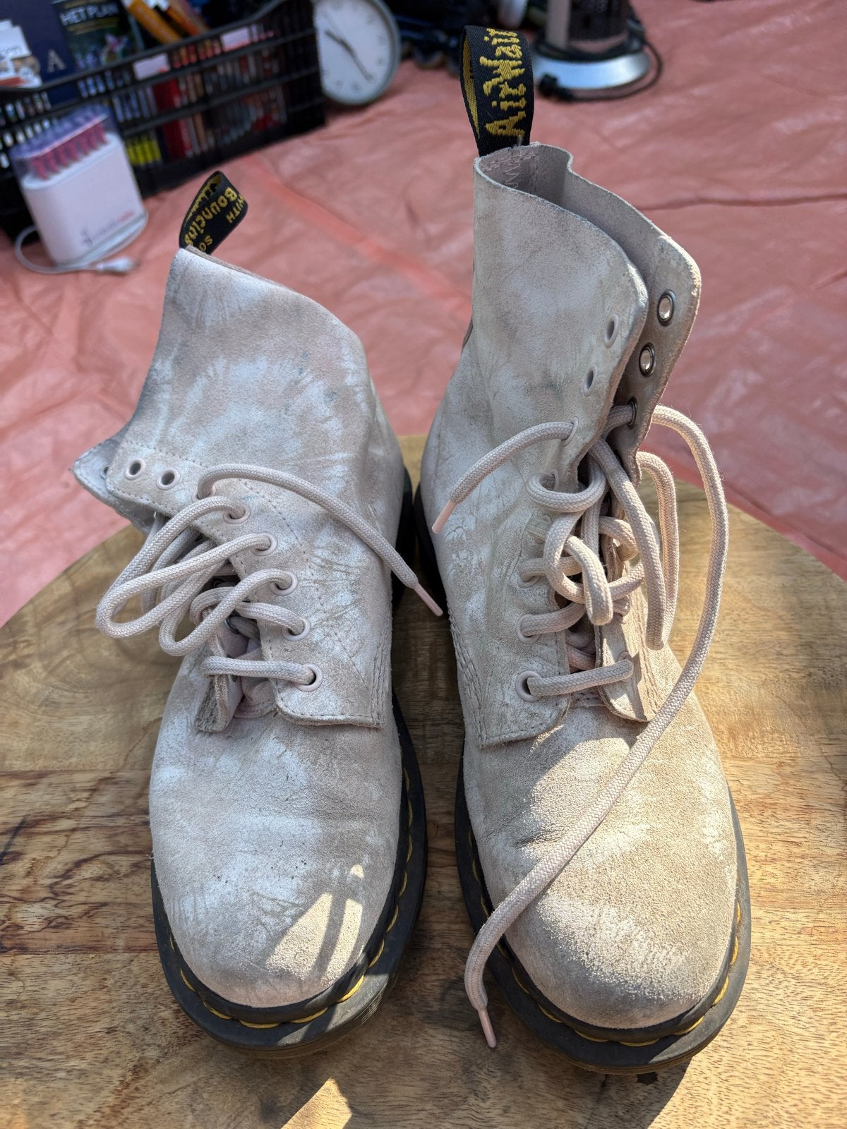 Dr. Martens suède veterlaarzen - Beige/Roze, Kleding | Dames, Ophalen of Verzenden, Gedragen, Beige, Lage of Enkellaarzen
