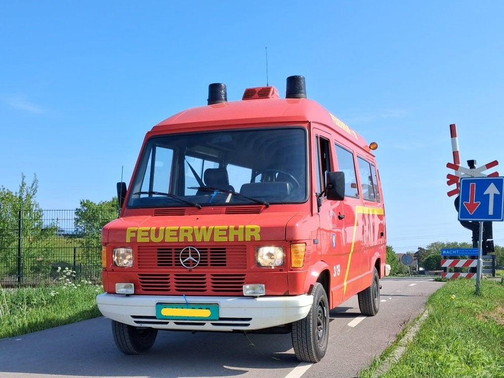 BRANDWEERBUS belastingvrij BENZINE APK hoog & lang 8 persoon, Auto's, Trekhaak, Mercedes-Benz, Bedrijf, Handgeschakeld