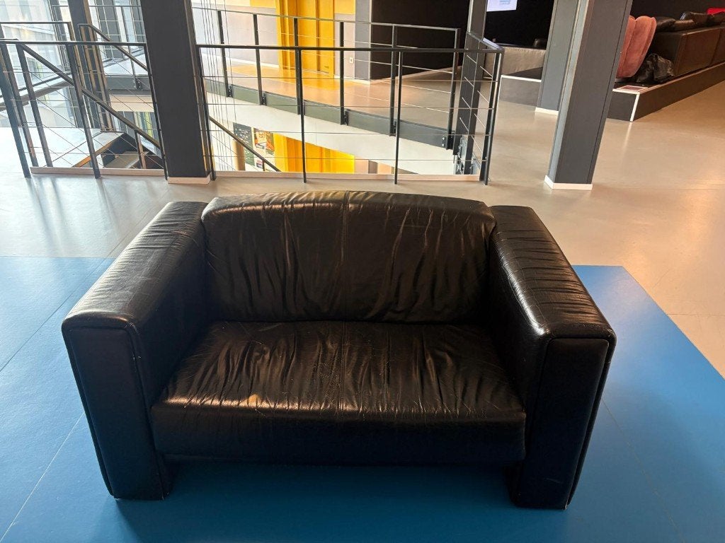 Gratis zwarte tweepersoonsbank, Huis en Inrichting, Ophalen, Gebruikt, Tweepersoons, Rechte bank