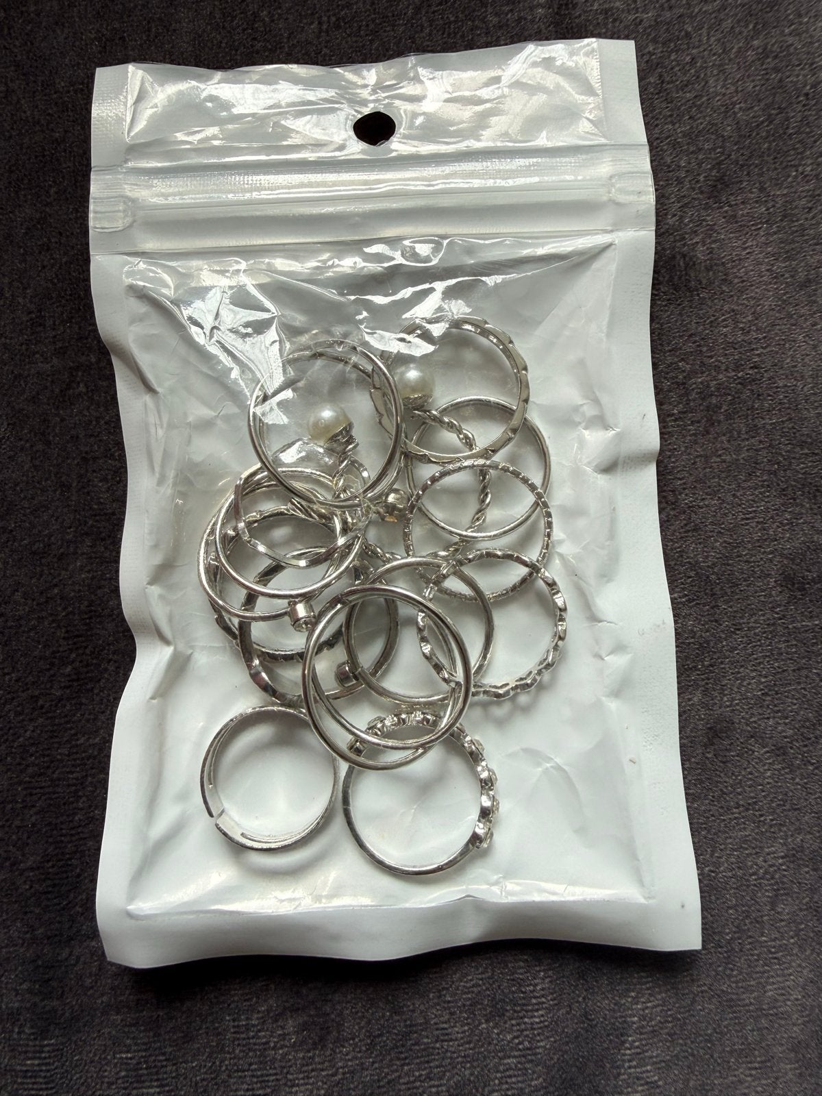 Set van 15 zilverkleurige ringen met parels en kristallen, Ophalen, Overige materialen, Nieuw, Dame