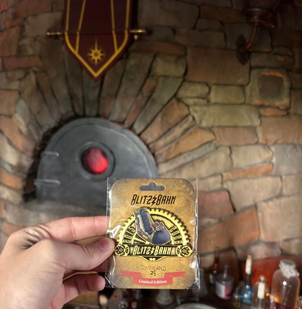 Toverland Maximus Blitzbahn Pin - Limited Edition Nieuw, Verzamelen, Speldjes, Pins en Buttons, Ophalen of Verzenden, Nieuw, Overige onderwerpen