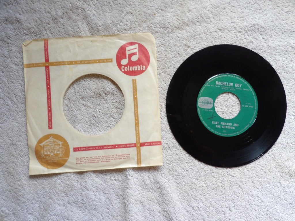 Cliff Richard and The Shadows - bachelor boy ( sixties ), Cd's en Dvd's, Gebruikt, 7 inch, Pop, Beschermende buitenhoes