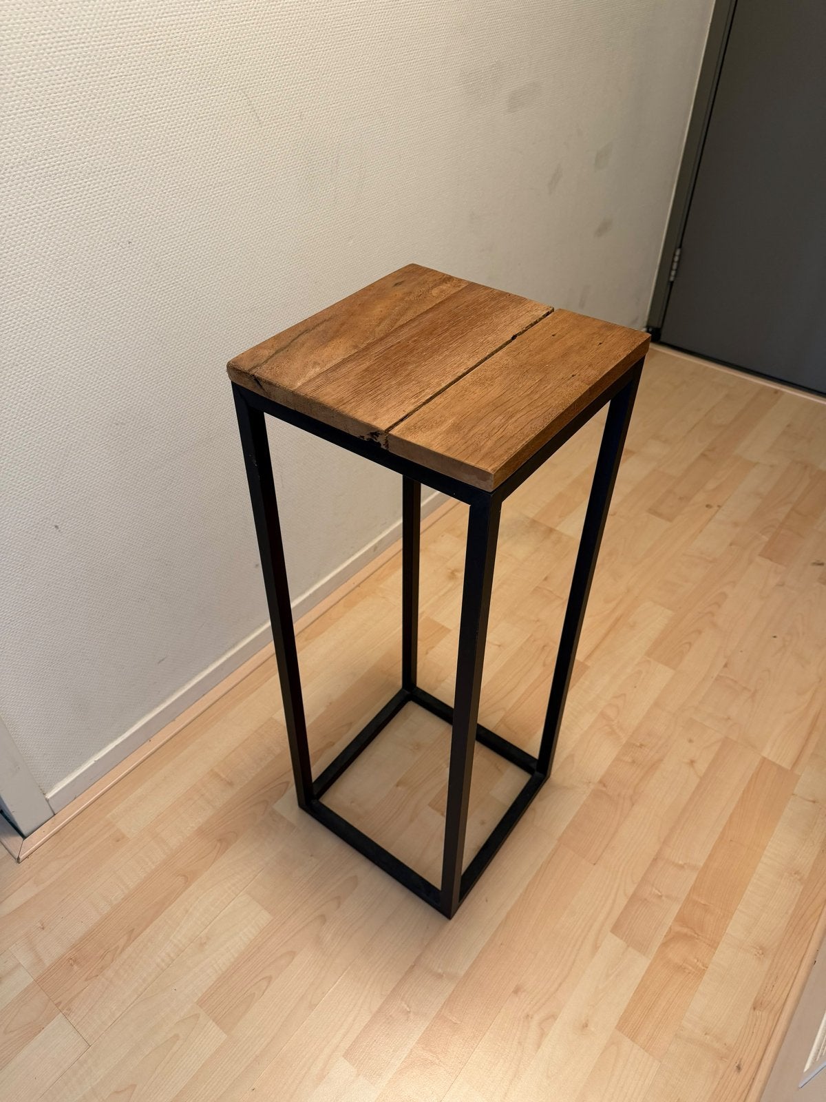 Industriële plantentafel/bijzettafel metaal & hout, Minder dan 55 cm, Metaal of Aluminium, Ophalen of Verzenden, Zo goed als nieuw