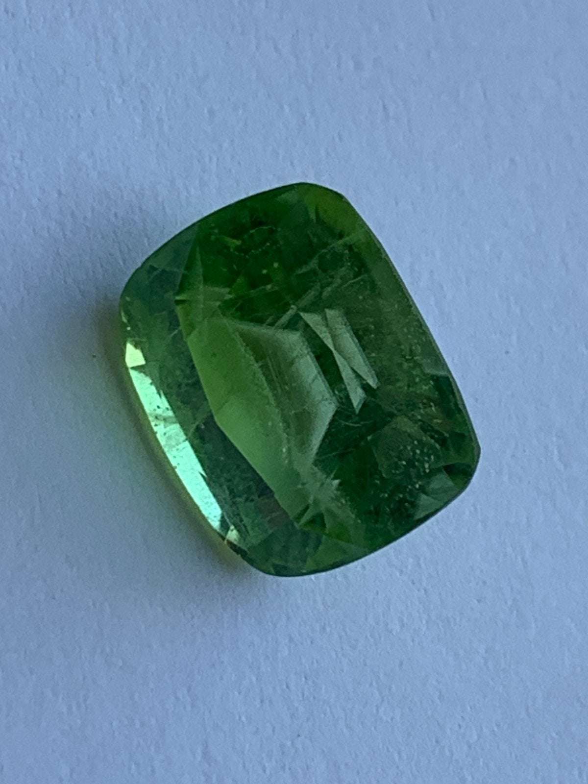 Prachtige geel/groene peridot 11,95 crt met certificaat, Ophalen of Verzenden, Zo goed als nieuw