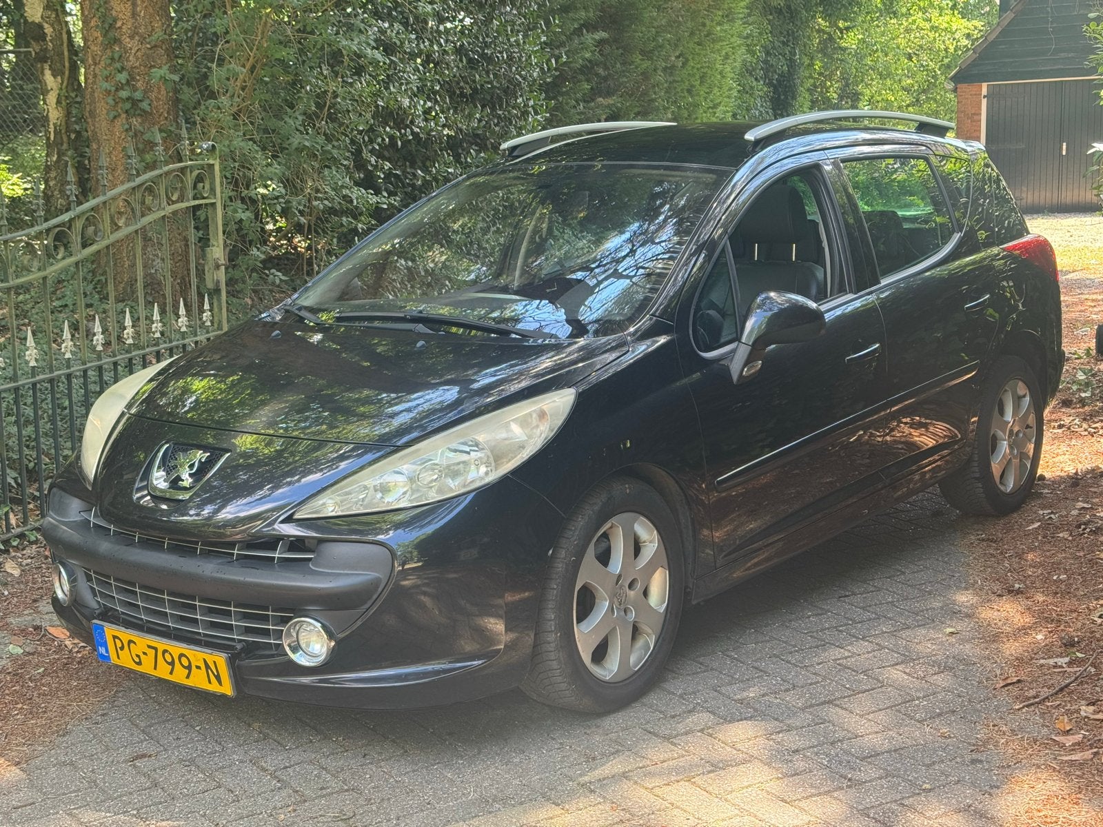 Peugeot 207 1.6 VTi 16V 120pk Aut. 2008 Zwart, Auto's, 4 cilinders, Zwart, 14 km/l, 600 kg