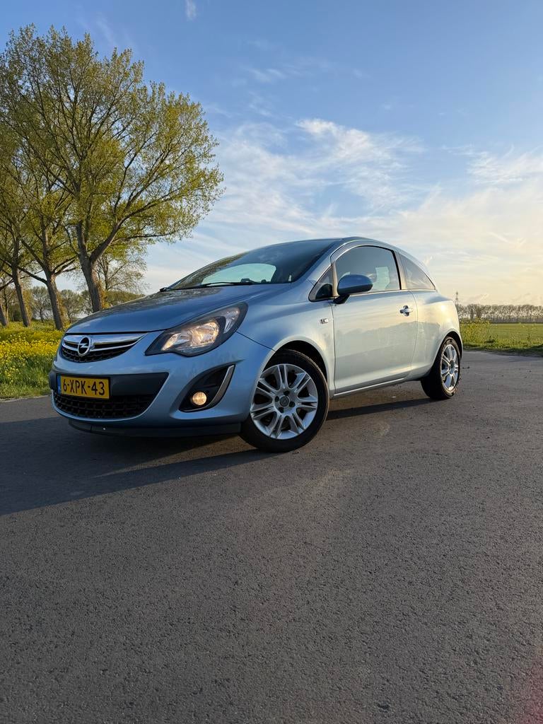 Opel Corsa 1.4 stoel en stuur verwarming, Voorwielaandrijving, 40 €/maand, Blauw, Origineel Nederlands