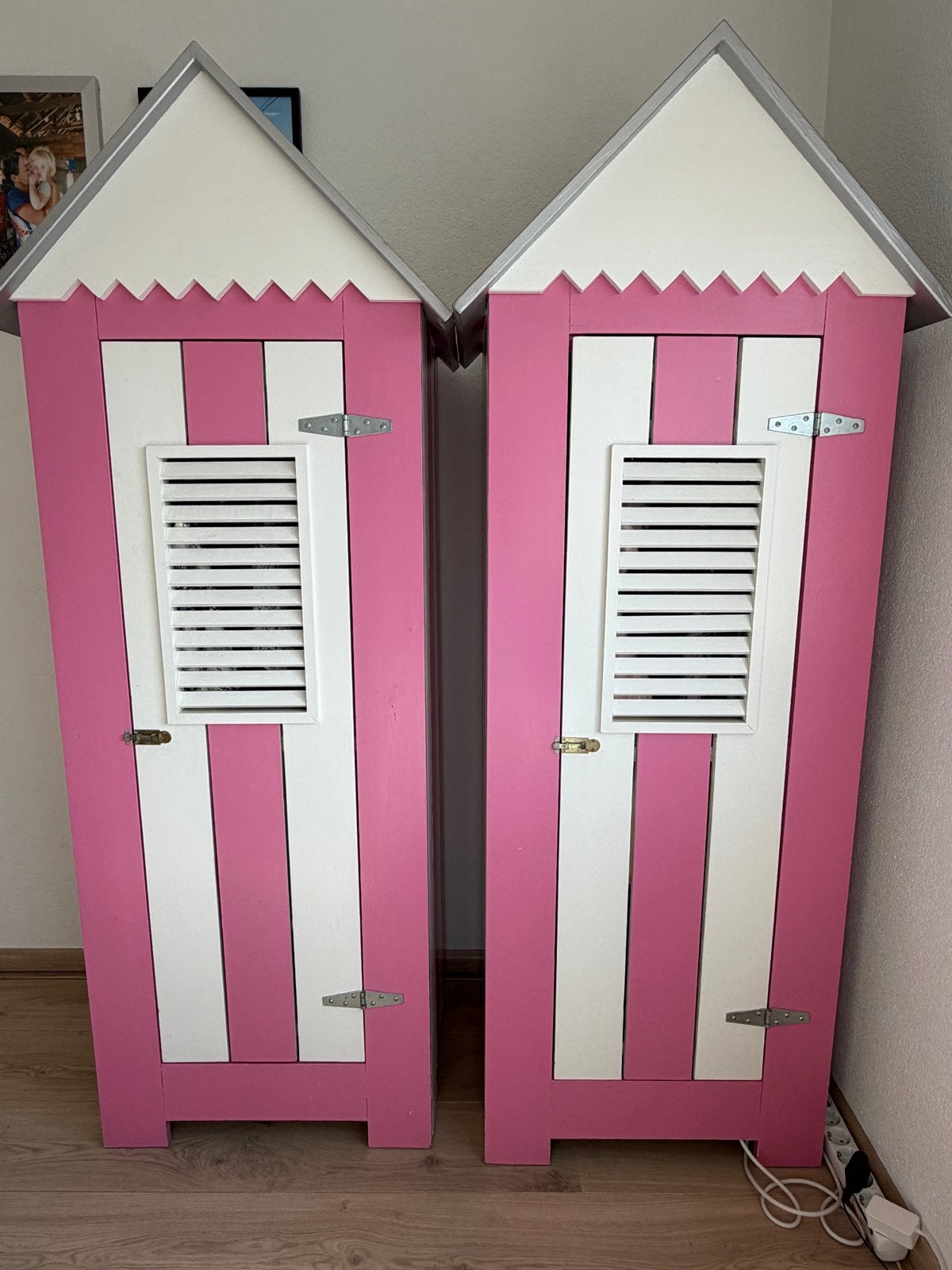Leuke roze en witte strandhuis kledingkasten (2 stuks), Ophalen, Gebruikt, 50 tot 100 cm, 150 tot 200 cm