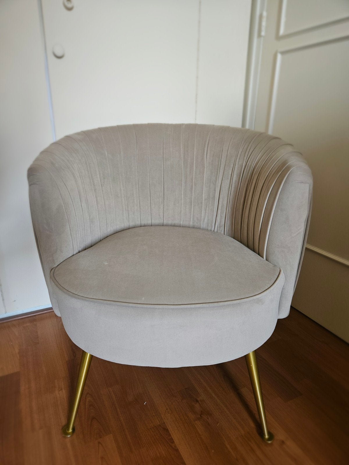 Stijlvolle beige fauteuil met gouden poten, Ophalen, Minder dan 75 cm, Zo goed als nieuw, Stof