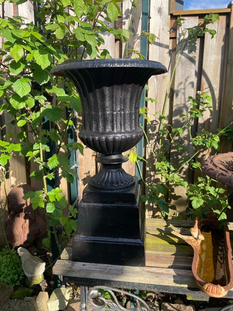 Gietijzeren tuinvaas bloempot op console sokkel, Tuin en Terras, Tuinvazen, Ophalen, Zo goed als nieuw