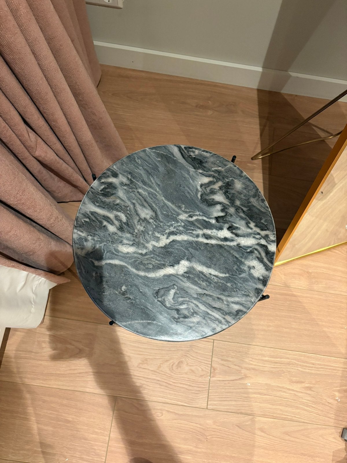 Marmeren bijzettafel of nachtkastje, Huis en Inrichting, Tafels | Bijzettafels, Minder dan 55 cm, Rond, Ophalen of Verzenden, Zo goed als nieuw