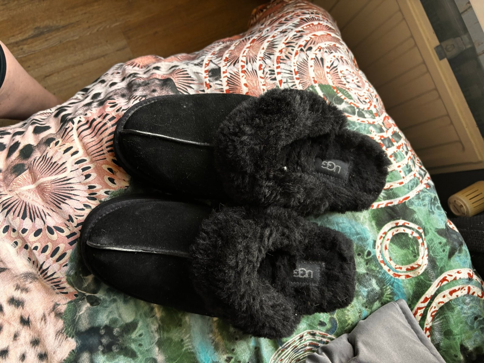 UGG pantoffels zwart maat 43, Zwart, Ophalen of Verzenden, Zo goed als nieuw, Pantoffels of Sloffen