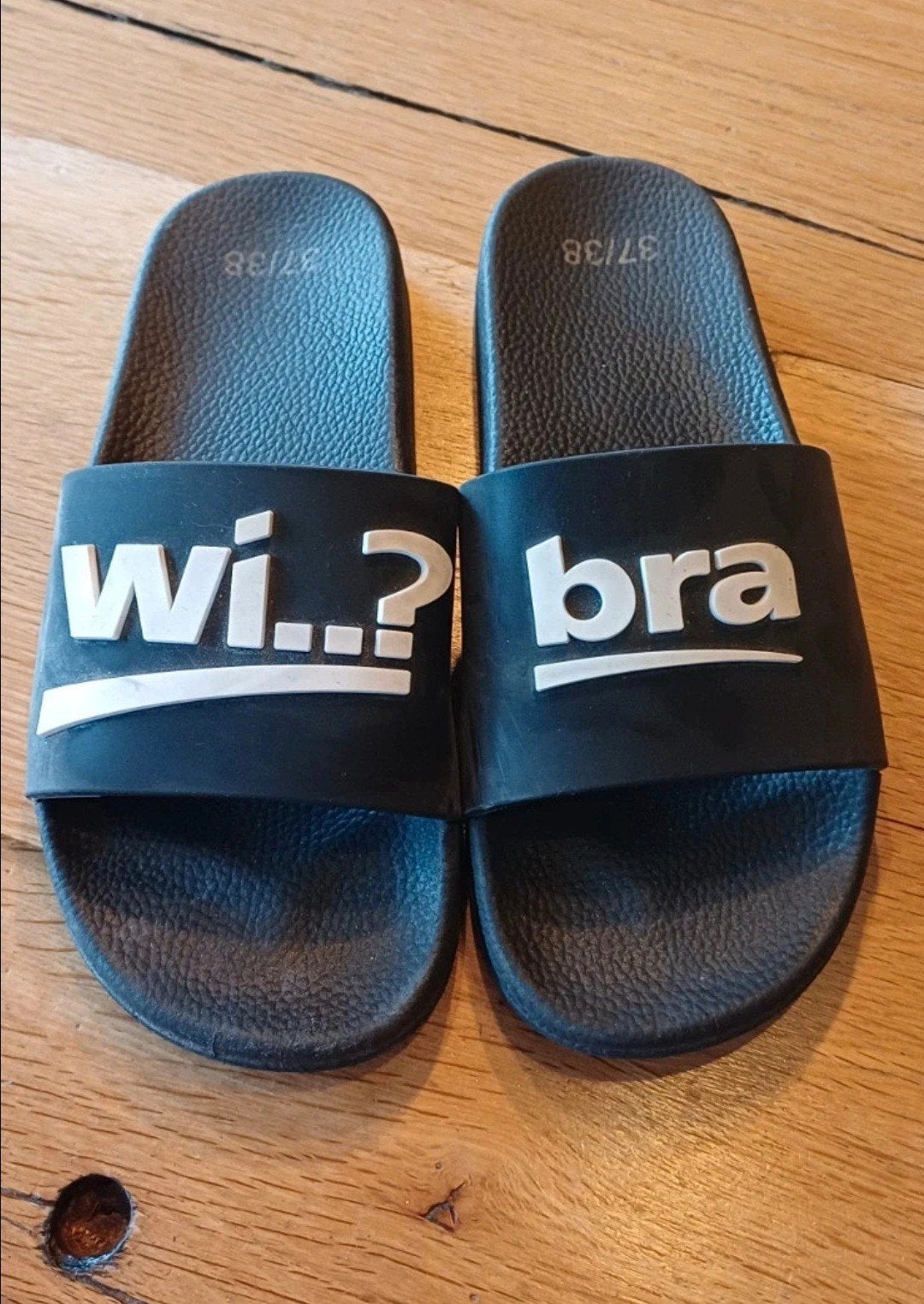 Zwarte slippers met grappige tekst - Maat 37/38, Ophalen of Verzenden