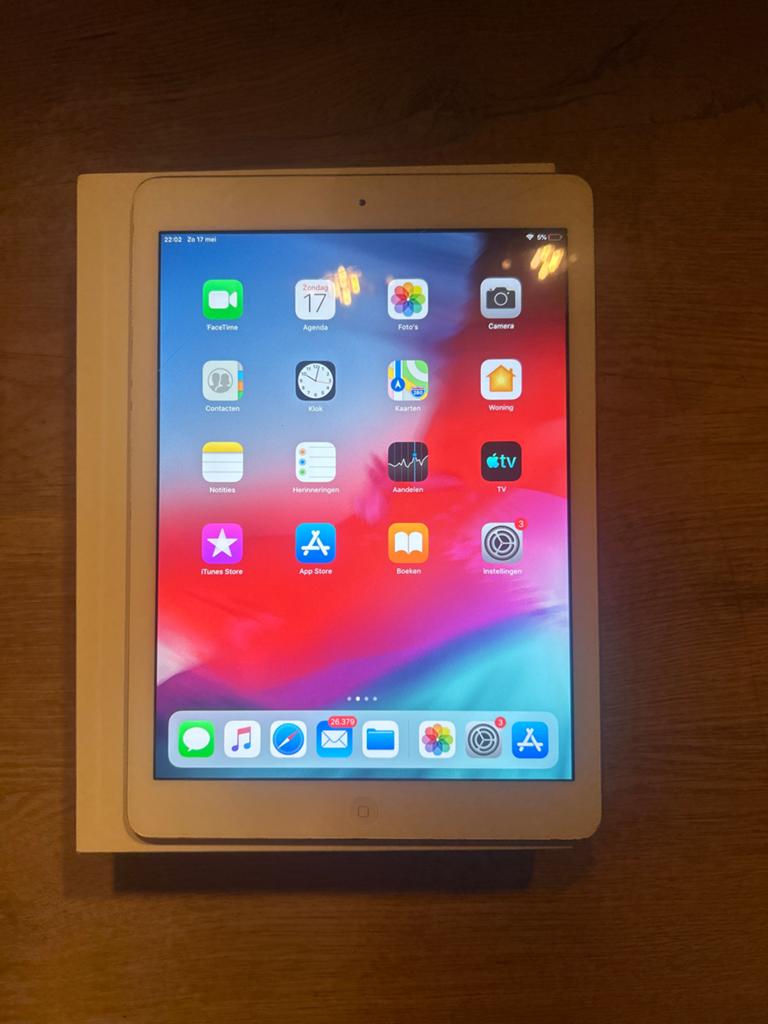 Apple iPad air  - Zilver - Zo goed als nieuw | doos  | lader, Computers en Software, Ophalen of Verzenden, Zo goed als nieuw, Zilver