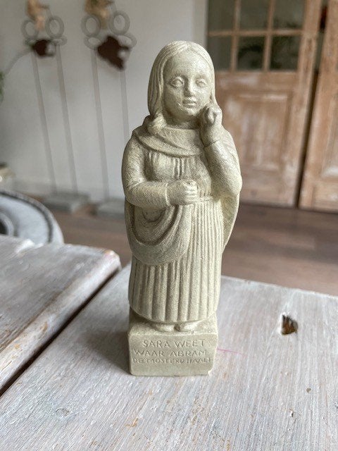 Klassiek grijs stenen beeldje Sara 50 jaar., Ophalen, Minder dan 20 cm, Steen of Keramiek, Beeld