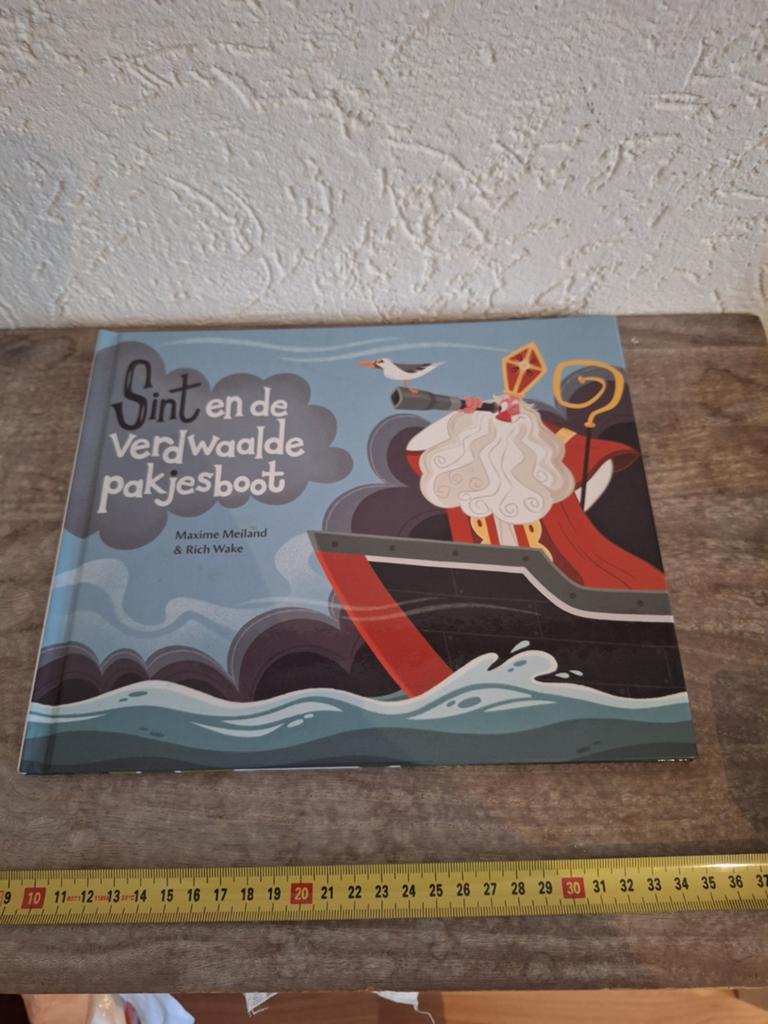 Sint en de Verdwaalde Pakjesboot - Kinderboek, Ophalen of Verzenden, Zo goed als nieuw, Maxime Meiland & Rich Wake, Fictie algemeen