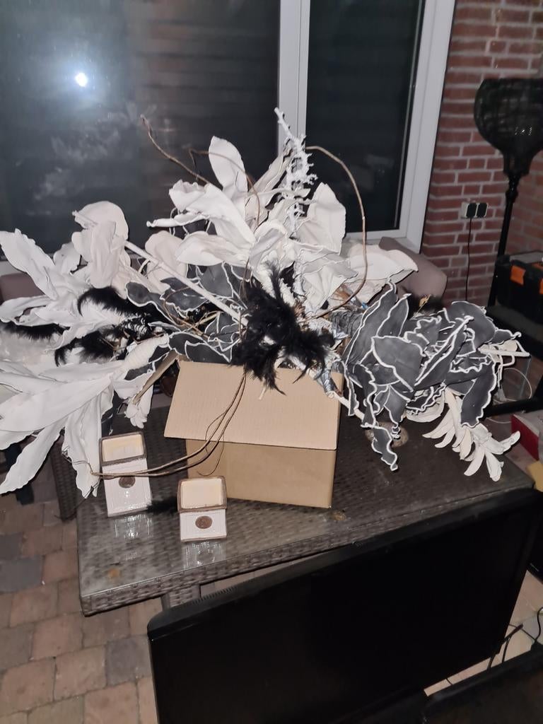Partij kunstbloemen wit en zwart, Huis en Inrichting, Woonaccessoires | Kunstplanten en Kunstbloemen, Ophalen, Binnen, Gebruikt
