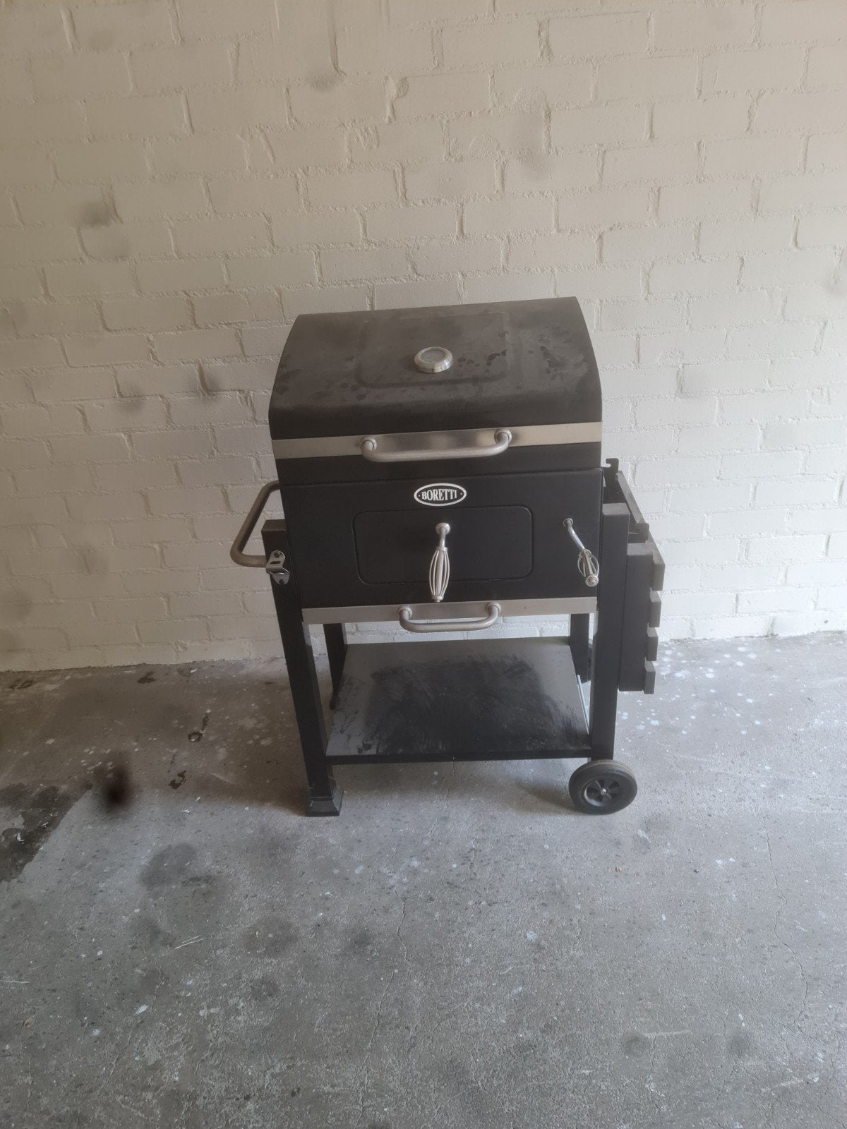 Boretti Carbone houtskoolbarbecue met zijtafel, Tuin en Terras, Houtskoolbarbecues, Ophalen, Nieuw, Boretti