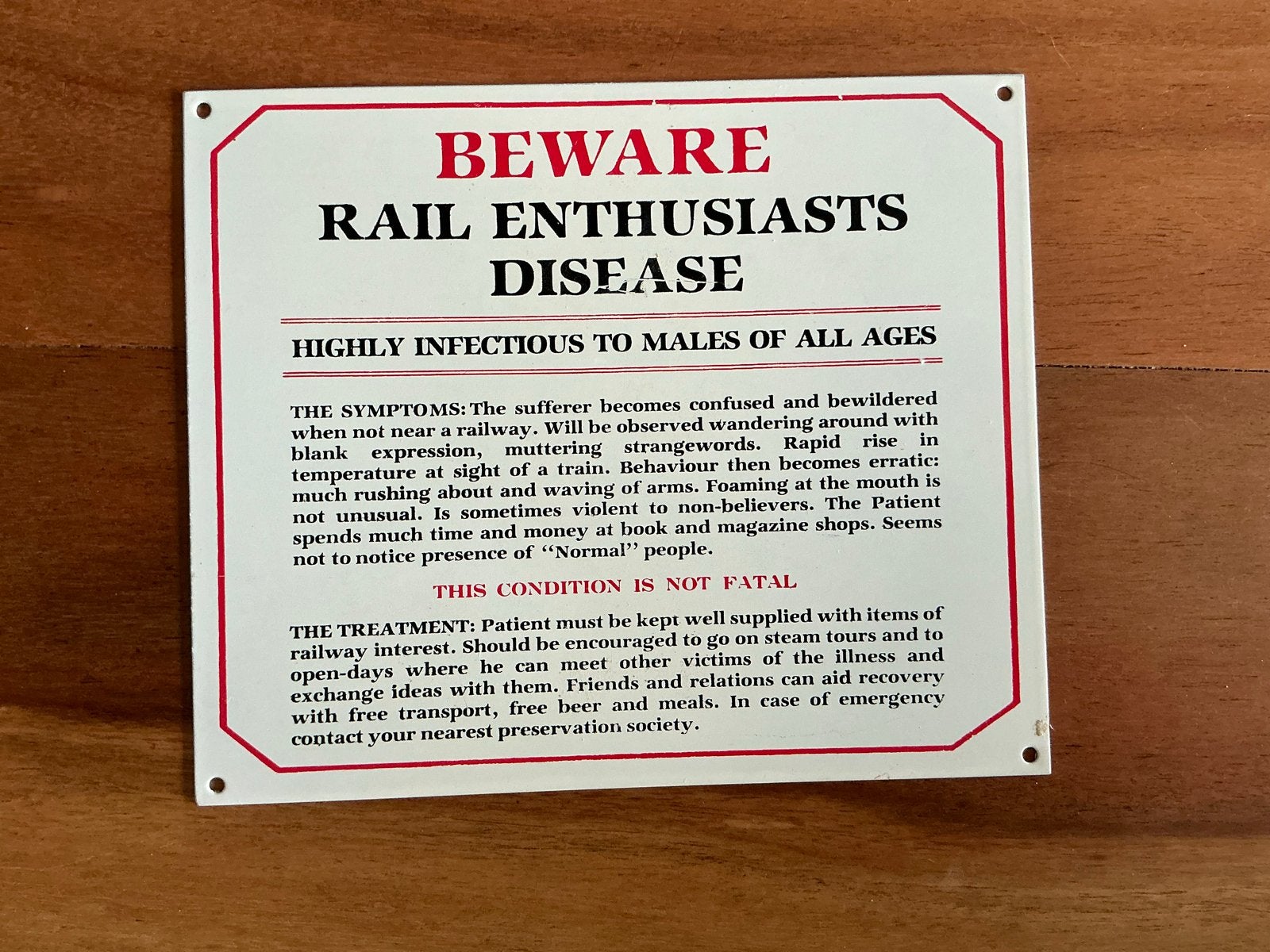 Grappig waarschuwingsbord 'Rail Enthusiasts Disease', Verzamelen, Ophalen of Verzenden, Zo goed als nieuw, Trein, Overige typen