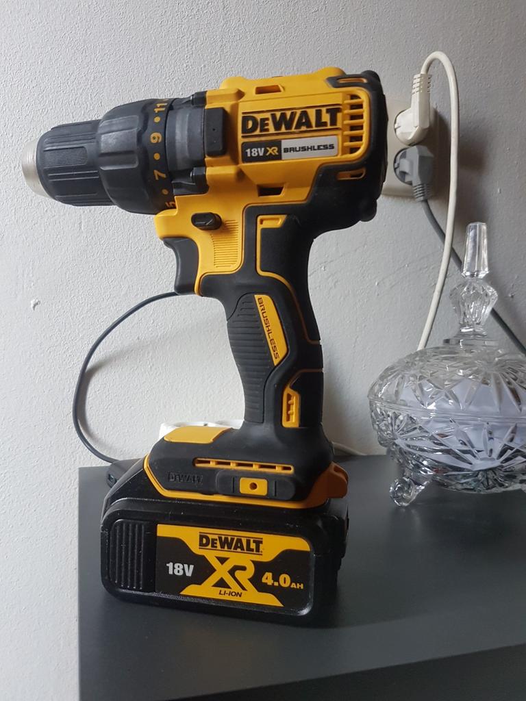 DeWALT 18V XR Brushless met 2 4.0AH accu's en oplader, Ophalen of Verzenden, Zo goed als nieuw, Boor- en Schroefmachine