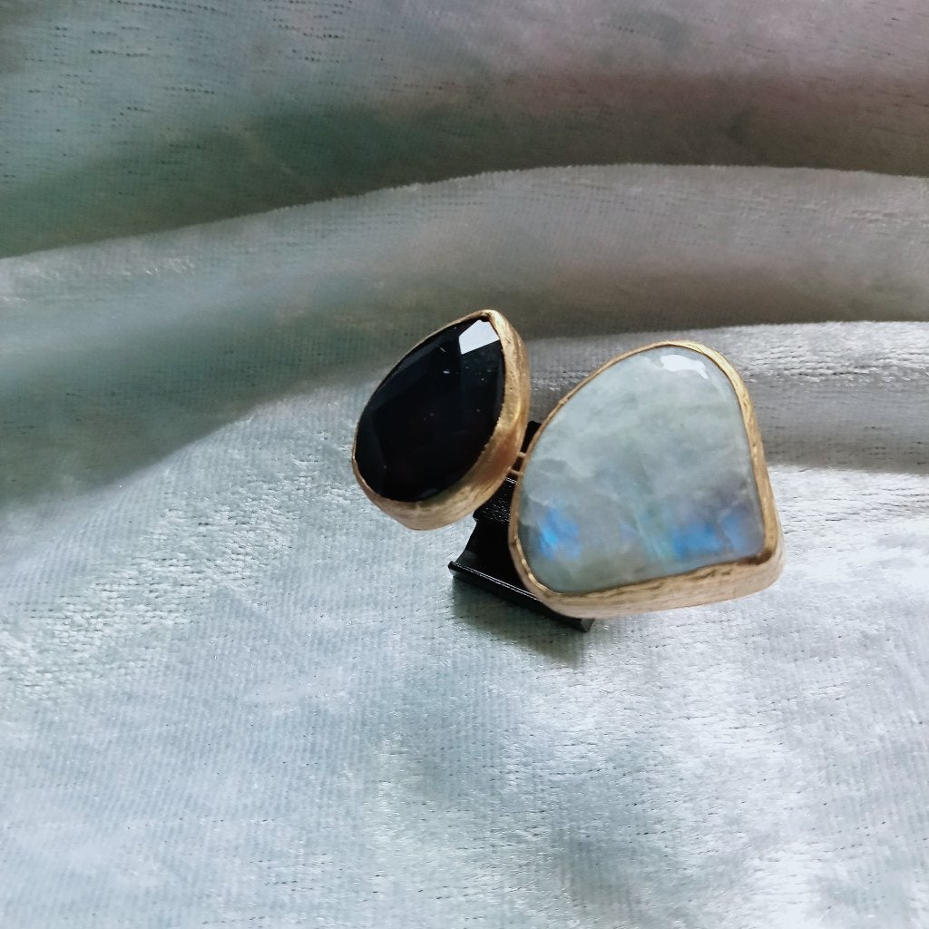 Mooie Aparte Vergulde Dubbele Ring met Maansteen en Saffier, Sieraden, Tassen en Uiterlijk, Verzenden, Overige materialen, Ring