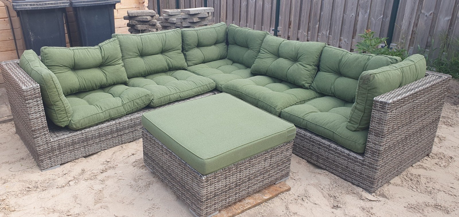 Wicker Loungeset met Groene Kussens en Hocker