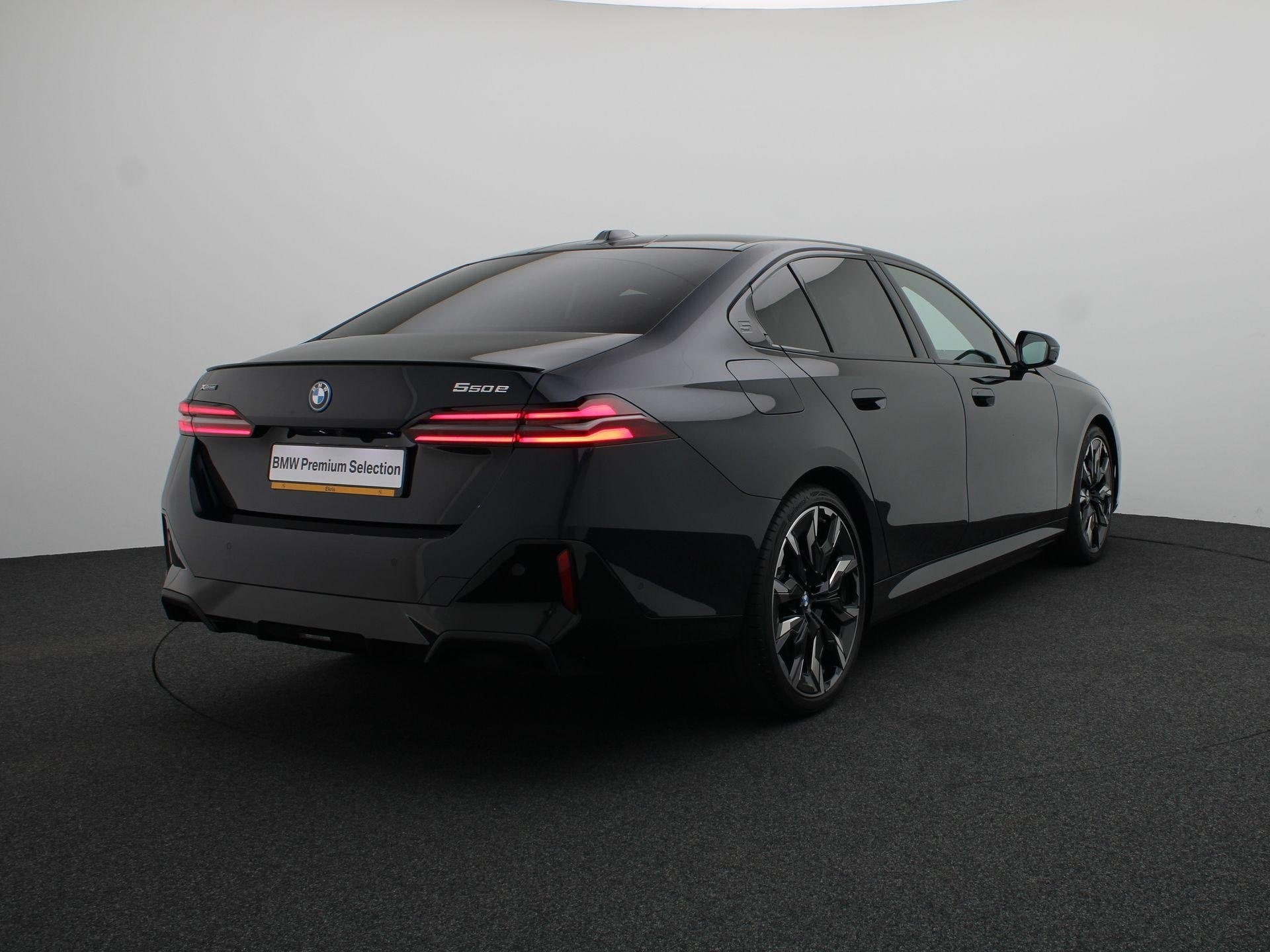 BMW 5 Serie Sedan 550e xDrive M Sportpakket Pro | Innovation, Auto's, Automaat, Stof, Gebruikt, 135 min
