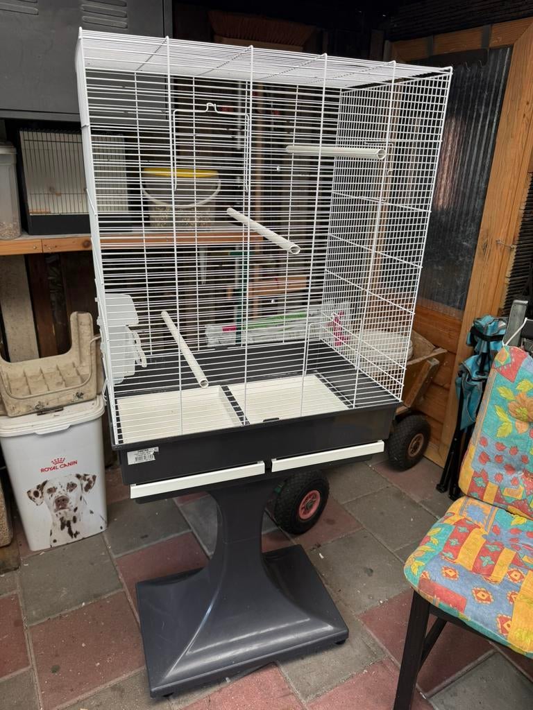 Mooie parkietenkooi op plastic voet, Dieren en Toebehoren, Ophalen, Zo goed als nieuw, Metaal, Vogelkooi