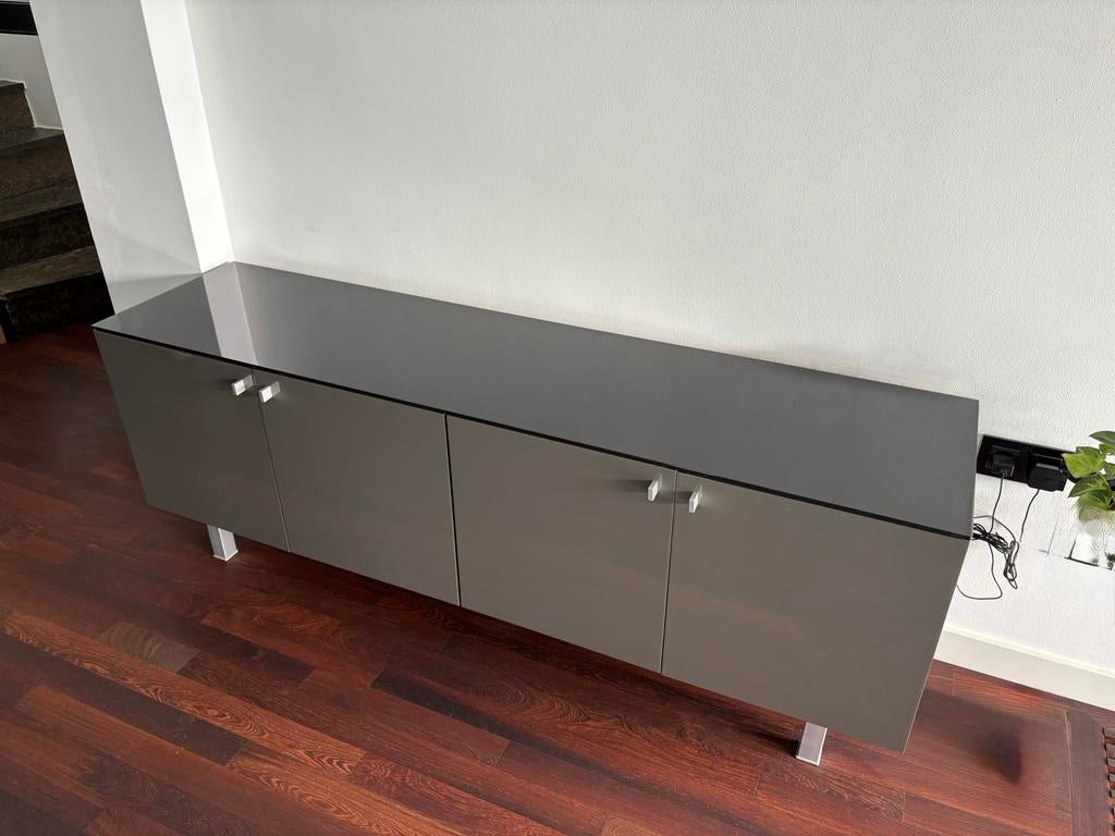 Modern Dressoir met Glazen Bovenblad - Grijs, Huis en Inrichting, Ophalen, 150 tot 200 cm, 25 tot 50 cm, Met deur(en)