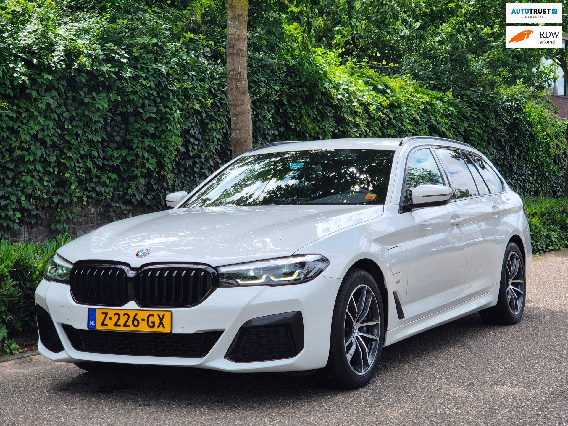 BMW 5-serie Touring 530e M Sport LED CarPlay Elek. Stoelen 1, Auto's, Achterwielaandrijving, Gebruikt, Alcantara, Hybride Elektrisch/Benzine