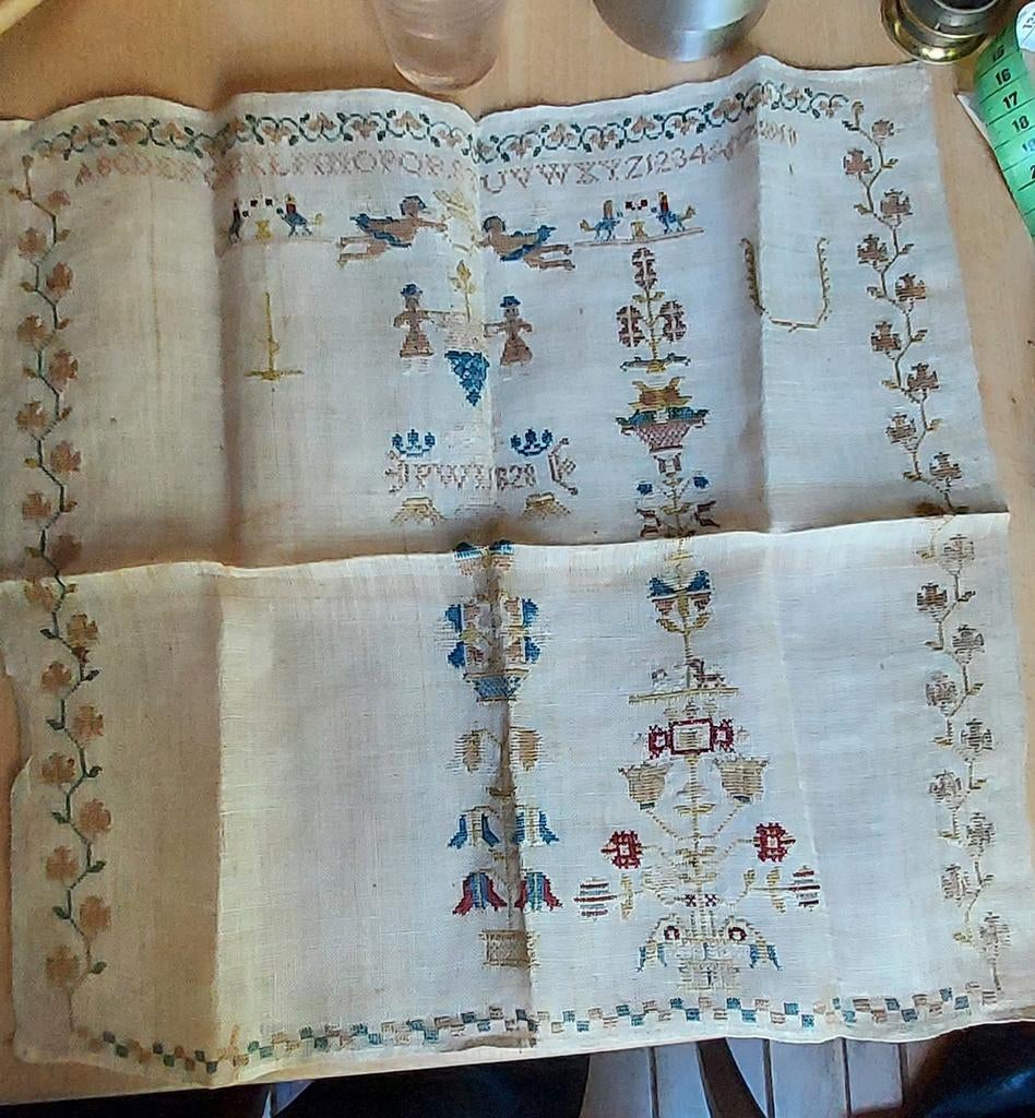 Antieke Handgeborduurde Merklap uit 1828, Antiek en Kunst, Antiek | Kleden en Textiel, Ophalen of Verzenden