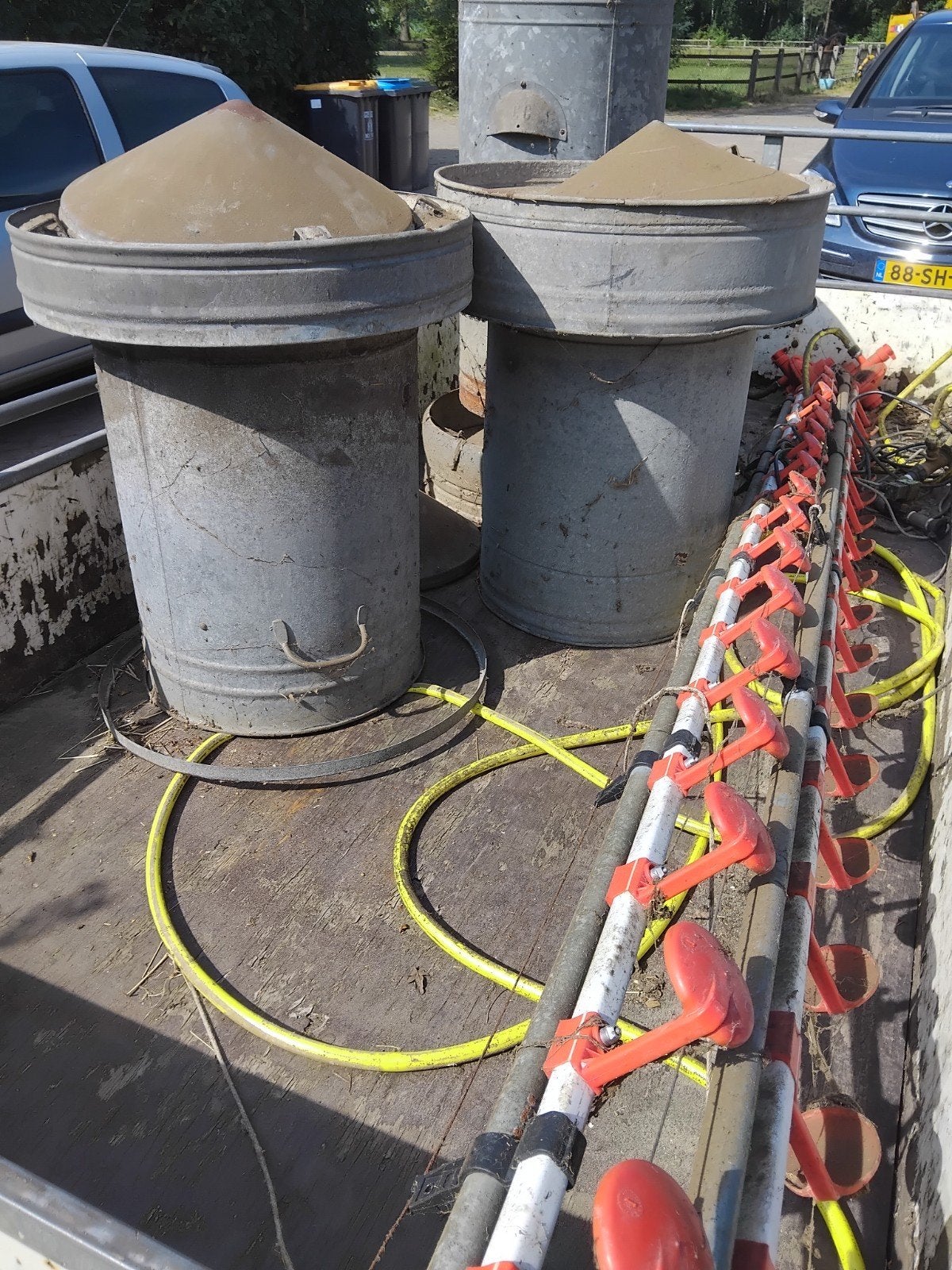 Voer tonnen/ waterleiding, Dieren en Toebehoren, Pluimvee | Toebehoren, Ophalen of Verzenden, Drinken en Voederen