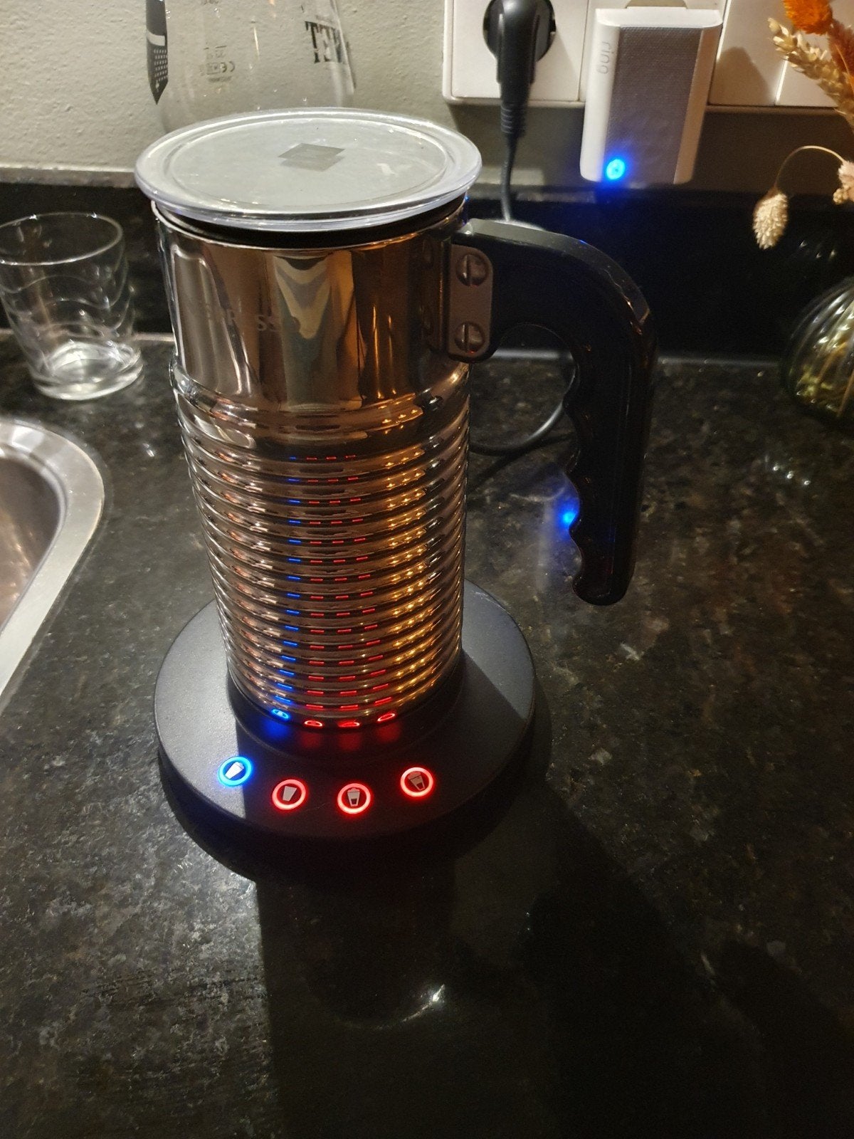 nespresso melkopschuiner aeroccino 4, Witgoed en Apparatuur, Melkopschuimers, Ophalen of Verzenden, Zo goed als nieuw, Elektrische melkopschuimer