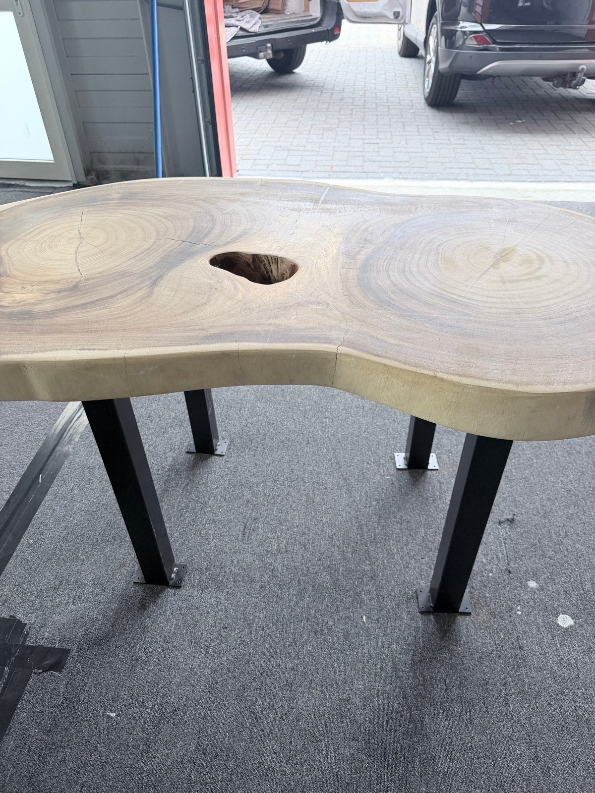 Massief houten boomstamtafel met zwart stalen onderstel, 100 tot 150 cm, Nieuw, Overige vormen, Vier personen