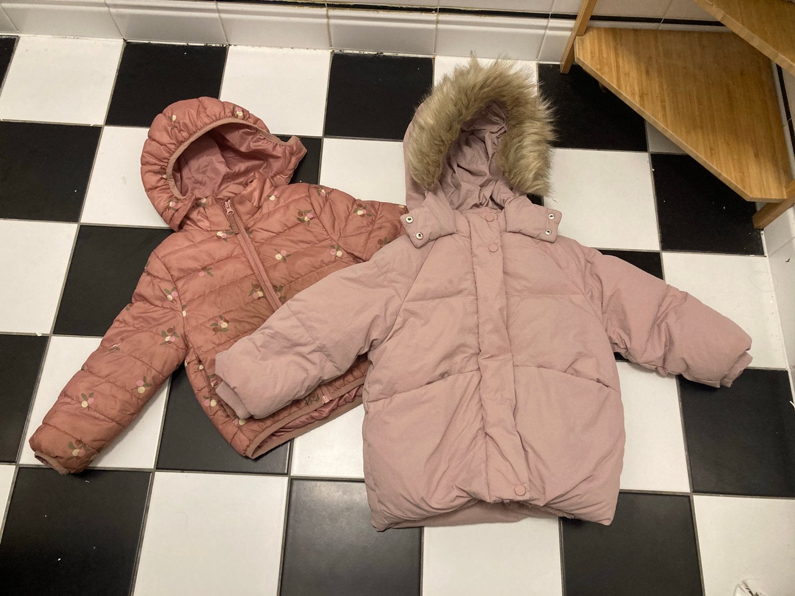 2 winterjassen meisjes Zara en H&M, Kinderen en Baby's, Kinderkleding | Maat 104, Ophalen of Verzenden, Zo goed als nieuw, Meisje