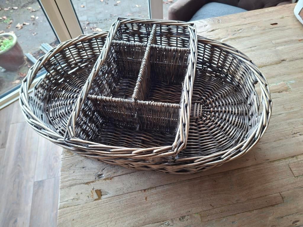 Rotan dienblad met vakken - landelijke stijl, Ophalen of Verzenden, Gebruikt, Ovaal, Overige materialen