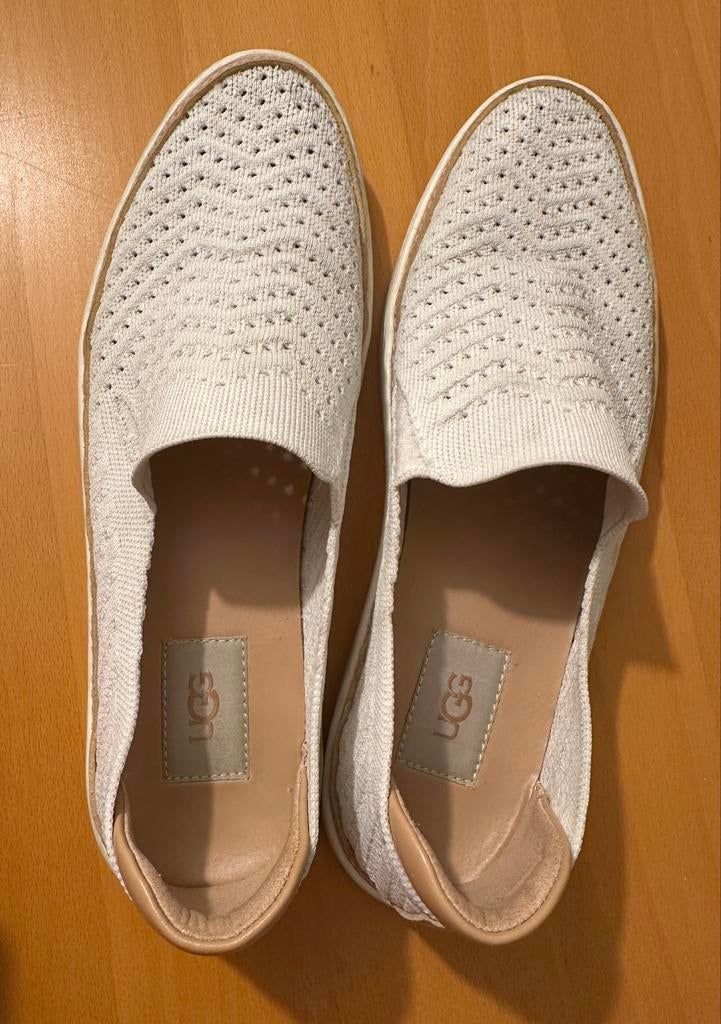 Witte UGG Instappers Sammy Chevron - Maat 41, Kleding | Dames, Schoenen, Ophalen of Verzenden, Zo goed als nieuw, Wit, Instappers