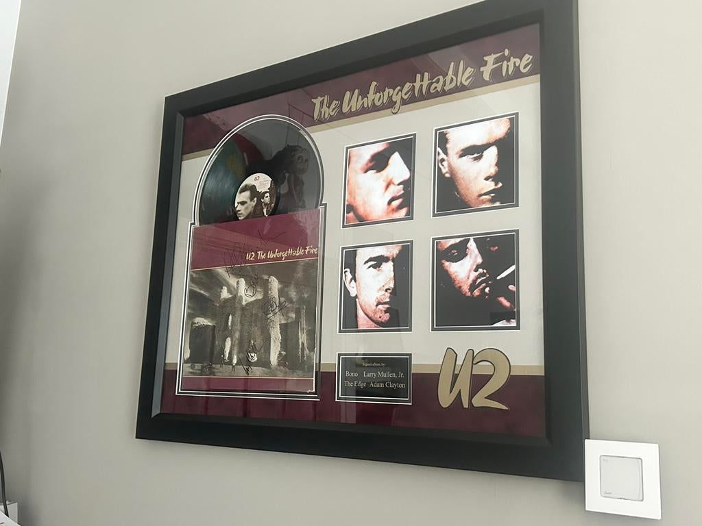 U2 – Gesigneerd album “The Unforgettable Fire” –, Ophalen of Verzenden, Zo goed als nieuw, Gesigneerd