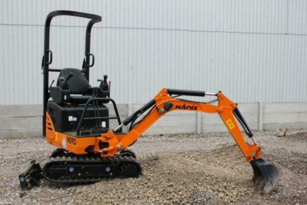 Minikraan graafmachine met machinist Friesland