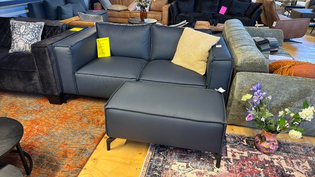 2 zits bank + hocker. Kunstleer blauw., Ophalen, Nieuw, 75 tot 100 cm