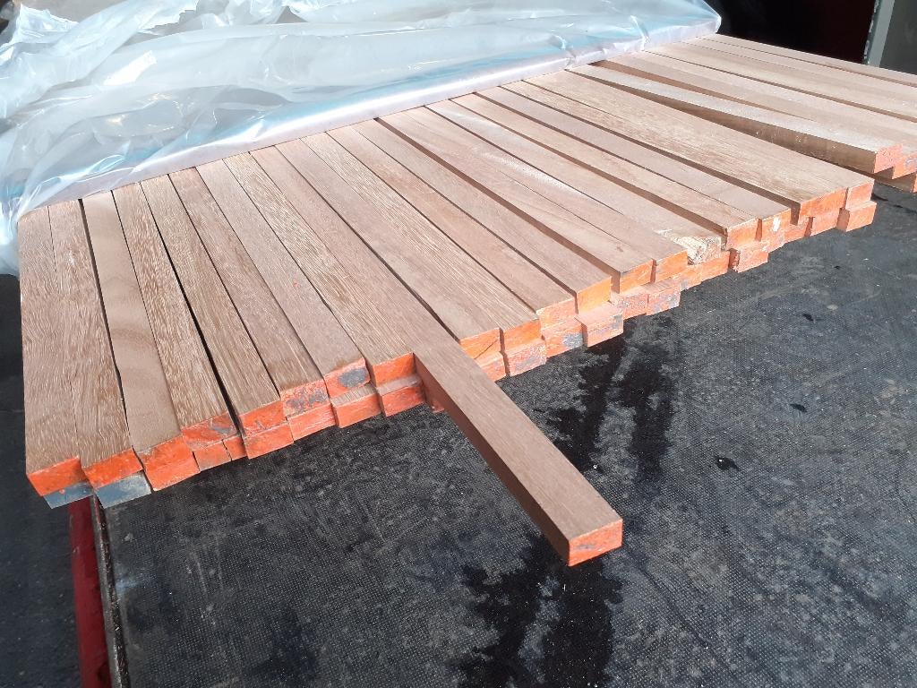 Partij 57 stuks Meranti latten geschaafd 16x25x3650mm, Tuin en Terras, Palen, Balken en Planken, Nieuw, Planken, 250 cm of meer